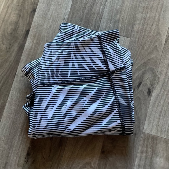 Old Navy Active Women's Go Dry Fitted Capri Leggings Floral Black - Picture 7 of 7